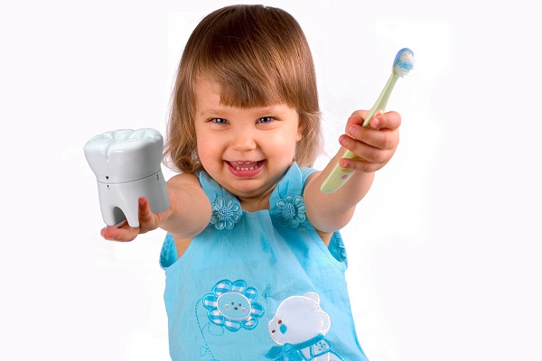 Учимся чистить молочные зубы